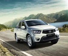 "'날렵한 거구' 타고 레저를···" 코란도 스포츠 