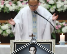 "그런 슬픈 표정 하지 말아요" 故신해철 눈물의 발인식