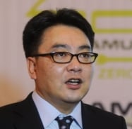 모뉴엘 대표의 두얼굴 "앞에선 가정적 CEO, 뒤에선 도박도"