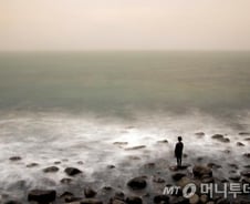 해무 속 여인처럼 거대한 자연을 빌려 진짜 '나'를 찍다