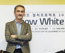 청순한 백설공주는 잊어라… 관능적인 발레 ‘스노우 화이트’ 