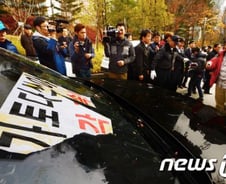 [사진][단독] 산케이 신문 전 지국장, 법원서 계란 봉변