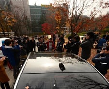 [사진][단독] 계란 테러 당한 가토 전 지국장 차량