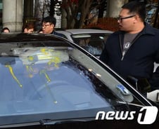 [사진][단독] 가토 전 지국장, 계란 세례