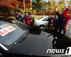 [사진][단독] 계란 봉변 당한 가토 전 지국장