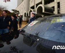 [사진][단독] 가토 전 지국장, 계란 봉변