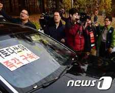 [사진][단독] 계란 뒤집어 쓴 가토 전 지국장 차량