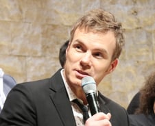 16년간 900번 꼽추로 무대에… "이번엔 불어로 만나요"