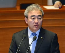 유진룡 전 장관, 정윤회 인사개입 증언…파장 확산