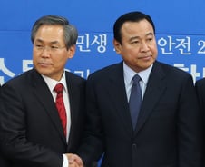 與 "국조랑 같이" vs 野 "신중히"… 공무원연금 개혁 속도 '이견'