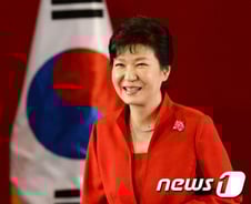 박 대통령 "헌재 통진당 해산결정은 역사적 결정"(상보)