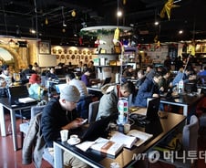 '제2의 알리바바' 꿈꾸는 中청년들…車庫카페 가보니