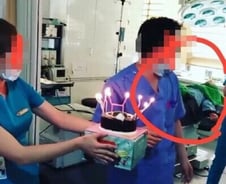 [단독]국내 유명 ‘ㅈ’ 성형외과, 수술대 앞 촛불 켠 케이크 파문