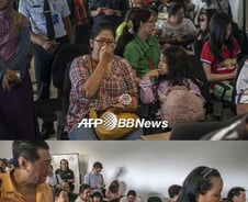 에어아시아 여객기 실종… 탑승객 가족, 눈물로 생환 기원