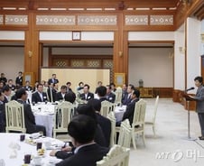 [뷰300]2014년 집권여당 '입 다물고 엎드려'