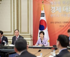 朴대통령 "핀테크 늦었다…'국제시장' 문화의 힘 보여줘"