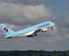 [단독]대한항공 25년만에 女승무원 채용 '키 제한' 없앴다