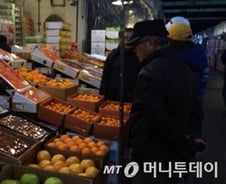 재래시장 설 대목 '무색'…"미운 경기, 얄미운 연말정산"