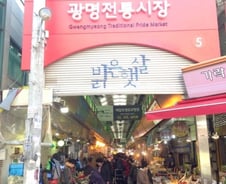 설 앞둔 전통시장 "사람은 늘었는데 많이 사질 않아"