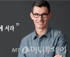 리바이스 CEO가 처음 배운 조언 "맨 마지막에 식사하라"