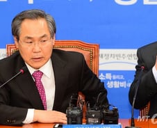 울보 총리?… 우윤근과 '동반눈물' 이완구