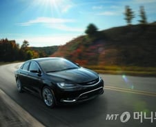 [시승기]안전사양 하나는 확실해, 크라이슬러 올 뉴 200C 