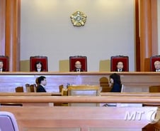 간통죄 폐지의 경제학…누리꾼 "등산·콘돔 '불륜테마주' 뜬다"