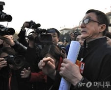 中 양회, 청룽·저우싱치 "영화 찍으러 온 것 아닌데요"