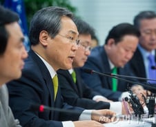 범위축소 통과 김영란법 "입법취지 약화" vs "기본권 침해"