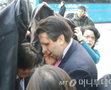 리퍼트 美대사 피습…용의자 "전쟁훈련 반대" 외쳐(종합)