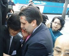 "피습 美대사, 수술 성공적…안정취하는 중"(상보)