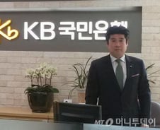 축구선수서 은행원 변신 "그래도 축구는 내운명"