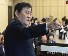 최경환 "금리인하,저물가 완화에 도움…가계부채 문제없다"