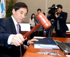 "2분기 또 내린다" VS "추가 인하 없다" 갑론을박