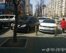 "차 빼달라 했더니 '예배중'…" 대형교회 불법주차 '몸살'