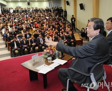 [현장+]청년만난 김무성, 피켓시위 혹은 박수세례