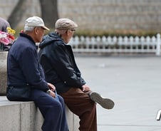 '박카스 아줌마' 찾는 노인들 "굶고 외로운 상황 정부는 몰라"