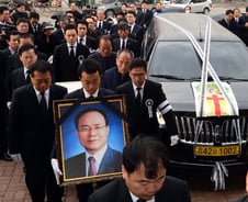 故 성완종 회장 발인식···"세상이 아버지 외롭게 해"