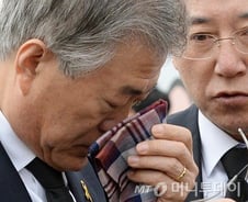 [현장+]헌화한 야당 대표, 발길돌린 내각·여당 수장