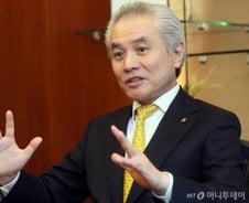 "아이패드 들고 고객 곁으로…디지털뱅킹으로 판 바뀔 것"