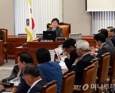 [현장+]"막아주느라 힘들다며?"…난감한 유승민