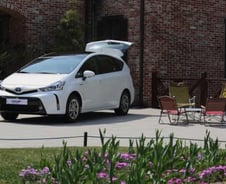 [시승기]토요타 프리우스V '공간은 키우고, 연비는 살리고'