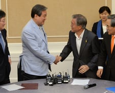 '더 내고 덜 받는' 공무원연금 최종타결…"국민연금 수급액 25%↑"