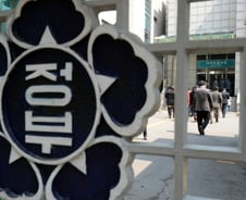 28% 더 내고 10% 덜 받는 공무원연금 내년부터 실행