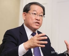 "중견기업이 3만개 되면 청년실업 해결된다"