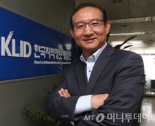 '교수 출신' 원장이 'K·B·S' 부르짖는 이유