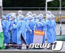 [단독] 목 드러난 가운 입으라니…어이없는 보호구 지침