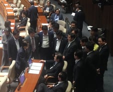 국회법 무산 野 반발, 본회의 파행… 법안처리 난기류