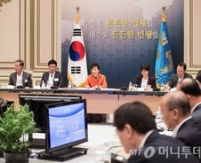 朴 대통령 "기업 투자 위해 모든 정책수단 동원"