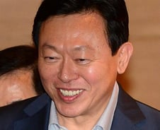 롯데 "신동빈 회장 日롯데홀딩스 지분 과반 확보"
